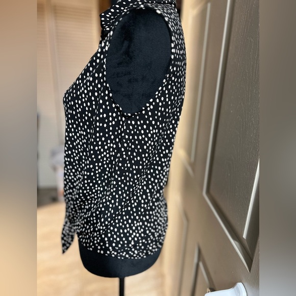 🖤🖤NWT-ADRIANNA PAPPEL BLACK V NECK POCK A DOT SLEEVELESS BLOUSE SZ S🖤🖤 - Picture 3 of 8